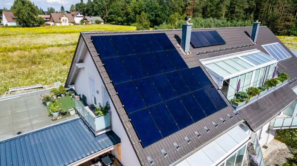 Photovoltaik und Wärmepumpe in Leinburg Diepersdorf – Montierte SunPower Module