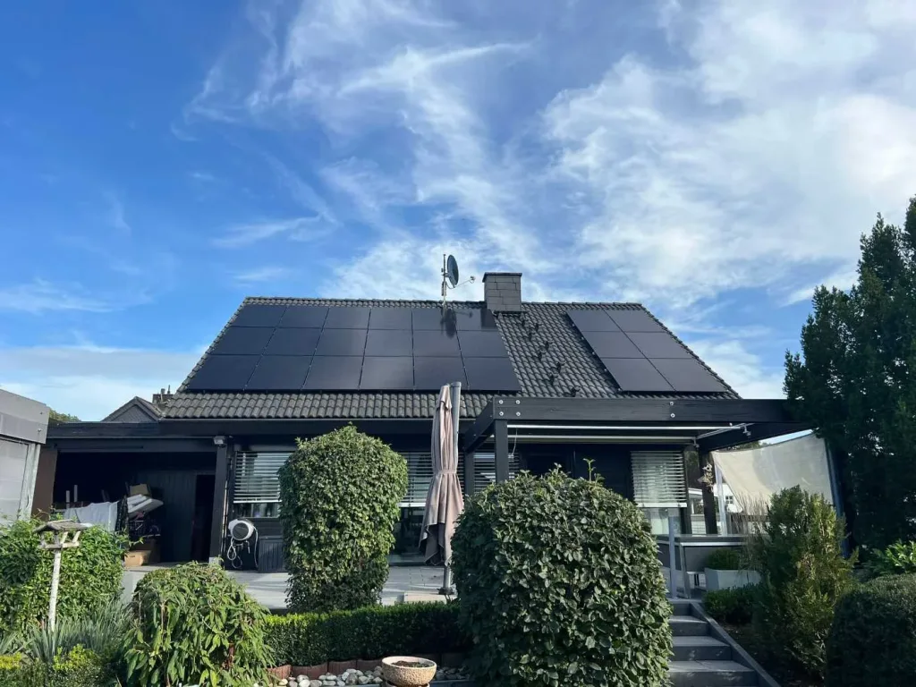 Photovoltaikanlage auf dem Dach eines Einfamilienhauses – wann sich Photovoltaik lohnt